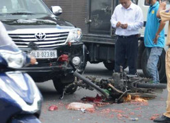 Thanh niên chở thịt heo đâm nát đầu xe hơi rồi vứt xe bỏ trốn