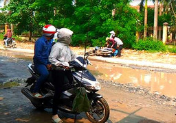 Con đường 'khốn khổ’ ở Hải Phòng: Dân cứ lên xe là ngã