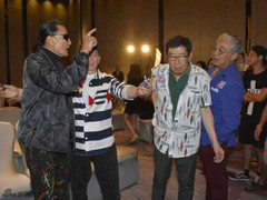 Bố Tạ Đình Phong văng tục, đánh đàn anh 81 tuổi giữa họp báo