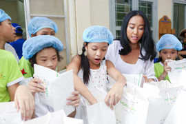 Đoan Trang cùng các vũ công nhí hết lòng vì bệnh nhân nghèo