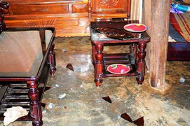 Nổ mìn, 'bom đá' bay qua sông dội xuống nhà dân