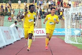 Cám cảnh V-League: Tiền tiêu như nước, sân bóng đìu hiu thế cờ tàn