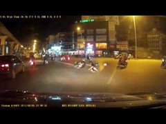 Clip: Nam thanh niên vượt đèn đỏ, húc ngã cô gái