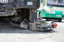 Xe chở rác kéo lê hai mẹ con trên đường