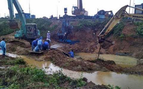 Lần thứ 13 đường ống nước sông Đà bị vỡ
