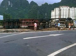 4 ngày 3 vụ lật xe container tại một khúc cua