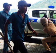 Hung hãn truy sát tài xế, nhóm côn đồ bị CSGT quật ngã