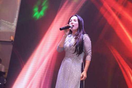 Cát-xê hát đám cưới của Phi Nhung gây xôn xao