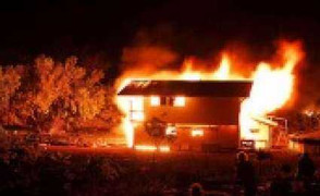 Tạm giữ hai nghi can đổ xăng, phóng hỏa em dâu