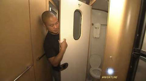 Cuộc sống 'đáng kinh ngạc' của ông chủ hãng giày thể thao lớn nhất thế giới