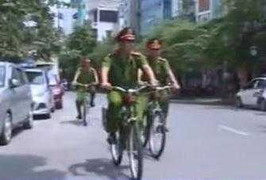 Video: Công an Hà Nội đi tuần tra bằng xe đạp