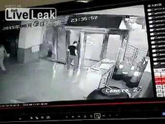 Người và cửa kính bị thổi bay trong vụ nổ như bom ở Thiên Tân