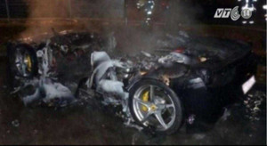 Con trai đại gia đốt siêu xe để đòi đổi xe mới