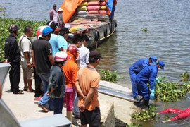 Tìm thấy xác người nhảy cầu tự tử trong đám lục bình