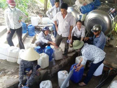 Người dân Nghệ An chen chúc mua 'nước thánh'