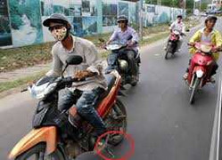 Quên gạt chân chống xe máy và những cái kết thảm