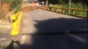 Kinh hoàng cảnh lũ cuốn sập cầu