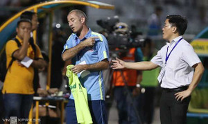 HLV HAGL cãi nhau với trưởng đoàn, sẵn sàng từ chức