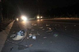 Hà Nội: Đèn đường bật gốc, 2 người bị thương nặng