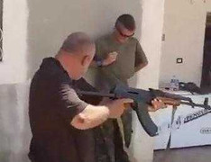 Thử áo chống đạn theo kiểu điên rồ