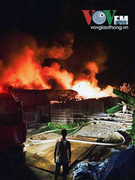 Xưởng nhựa cháy lớn trong đêm, người dân hoảng loạn