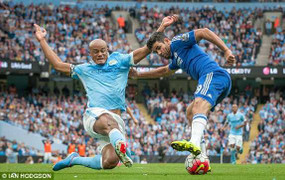 Fernandinho đập tan nát hàng thủ Chelsea