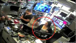 Clip: Ăn trộm iPad trong cửa hàng, bẽ bàng bị bắt quả tang