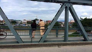 Cảnh sát giao thông Lạng Sơn ngăn một phụ nữ định nhảy cầu tự tử