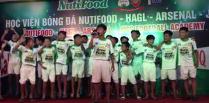 Học viên Nutifood HAGL-Arsenal JMG 'đốn tim' với Áo mới Cà Mau