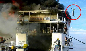 Clip: Phà bốc cháy ngùn ngụt, hành khách nhảy xuống biển thoát thân