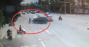 Clip: Kinh hãi xe ‘điên’ tông liên hoàn giữa ngã tư đường