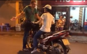 Clip: Chàng Tây dứt khoát bắt cô gái Việt xuống dắt xe trên phố đi bộ