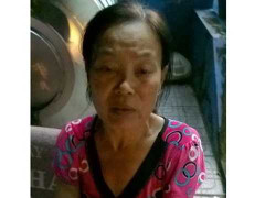 Người mẹ quỳ lạy, van xin gã côn đồ tha mạng cho con trai