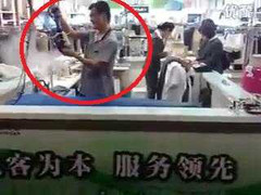 Tròn mắt xem ‘võ sư’ trổ tài là quần áo