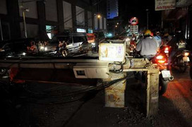 Xe ben kéo sập 4 trụ điện, hàng trăm hộ dân mất điện