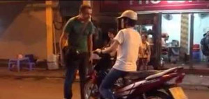 Phố đi bộ Hà Nội: Cô gái bị 'ông Tây' bắt xuống dắt xe