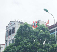 Nam thanh niên bị chích điện rồi treo cổ trên sân thượng nhà nghỉ