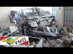 Cận cảnh ô tô bán tải húc sập nhà dân