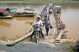 Tính mạng 'treo' trên cầu phao 40 năm tuổi