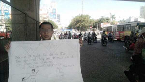 Cầm biển đứng giữa đường xin việc: Hãy lao ra cuộc sống mà làm mọi việc có ích