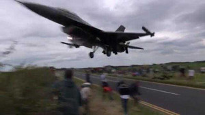 Sởn gai ốc với màn hạ cánh siêu việt của máy bay F-16 Pilot Hoa Kỳ