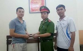 CSGT Hà Nội trả lại hơn 20 triệu đồng cho người đổ xăng đánh rơi