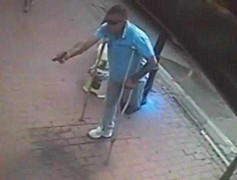 Sát thủ cụt chân chống nạng đi giải quyết ân oán