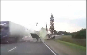 Clip: Người đi xe đạp thoát chết thần kỳ sau va chạm kinh hoàng