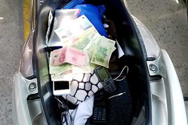 Xe máy chứa 1,6 tỉ đồng bị bỏ lại bên lề đường