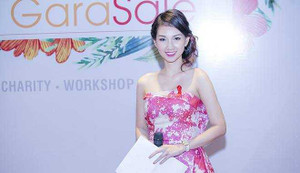MC Quỳnh Chi rạng rỡ chủ trì đấu giá từ thiện