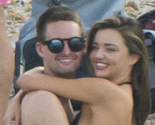 Miranda Kerr công khai hôn tỷ phú trẻ nhất thế giới