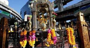 Đền Erawan mở cửa trở lại sau vụ đánh bom