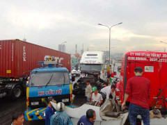 Hai xe đầu kéo húc nhau, giao thông qua cầu Phú Mỹ kẹt cứng