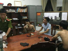 Cầm súng cướp quán bar, bị công an bắt tại trận